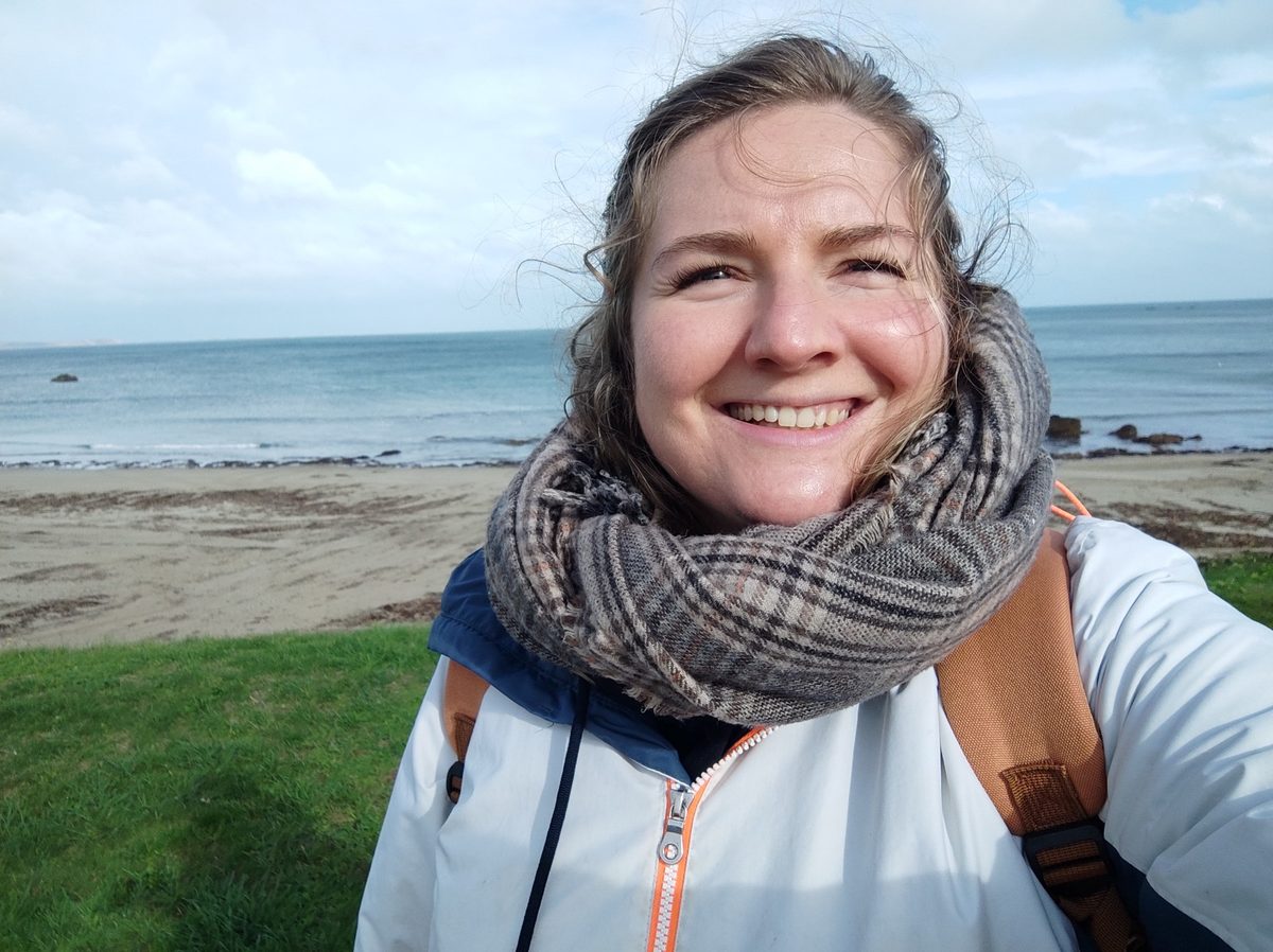 Elsa Belhomme, naturopathe, souriante en bord de mer